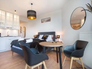 ポビエロボにあるA comfortable apartment near the sea for 3 people, Pobierowoのベッドとテーブルと椅子のある寝室