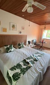 a large bed in a bedroom with a ceiling at Sítio do Vovô Adão in Domingos Martins