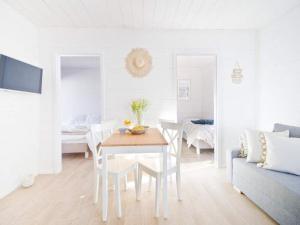 TV a/nebo společenská místnost v ubytování Comfortable holiday homes with a summer pool