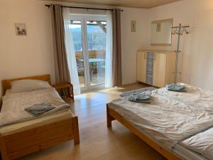 Postel nebo postele na pokoji v ubytování Apartmány Šumava Boubín
