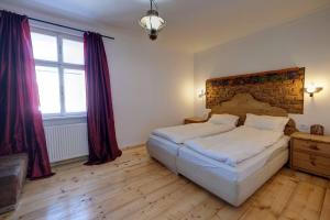 a bedroom with a large bed and a window at Florian's Haus in Cisnădioara