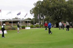 un grupo de personas jugando al golf en un campo de golf en Tocumwal Early Settlers Motel, en Tocumwal