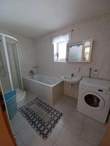 Koupelna v ubytování Apartmány Šumava Boubín