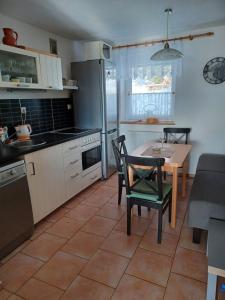 Kuchyň nebo kuchyňský kout v ubytování Apartmány Šumava Boubín