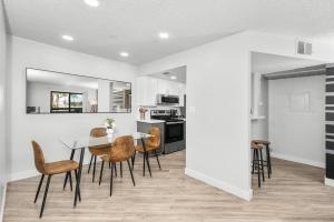 テンピにあるChill 2BR Near ASU, Pool, Grill, Parking,Pet Frndlyのテーブルと椅子のあるキッチンとダイニングルーム