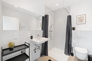 Ένα μπάνιο στο COMING HOME - Moderne Wohnung mit Nähe zu Köln Messe, Flughafen, Dom, Lanxess-Arena - schnelles WLAN, 2 Bäder, 2 kostenlose Parkplätze +11 φωτογραφίες