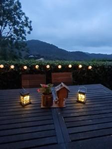 eine Gruppe von Leuchten, die auf einem Dach sitzen in der Unterkunft Villa cascada in Sant Cebrià de Vallalta