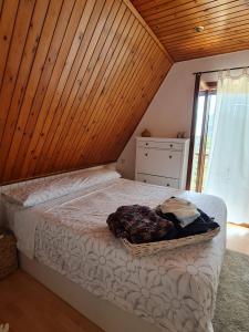 ein Schlafzimmer mit einem Bett mit Holzdecke in der Unterkunft Villa cascada in Sant Cebrià de Vallalta + 7 Fotos