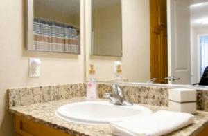 a bathroom with a white sink and a mirror at Spacious 2 Bedroom Apartment Near Disneyland and Anaheim Convention Center in Anaheim +13 photos