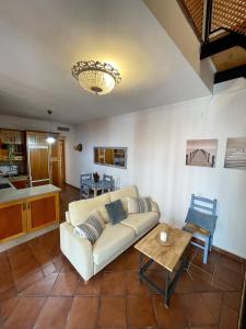 una sala de estar con un sofá y una mesa en Apartamento Potro 2 Córdoba, en Córdoba