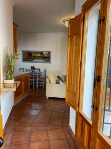 una sala de estar con un sofá y una mesa en Apartamento Potro 2 Córdoba, en Córdoba