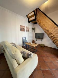 Una sala de estar con un sofá y un televisor. en Apartamento Potro 2 Córdoba, en Córdoba 14 fotos más