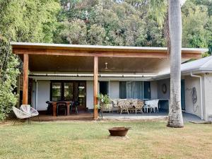 una casa con un patio con mesa y sillas en Palm Beach House - sleeps 12 - spacious, en Point Lookout