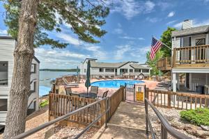 欧塞奇比奇Lakefront Retreat Prime Osage Beach Location!的享有游泳池和树屋的景色