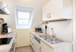Kuchyň nebo kuchyňský kout v ubytování Ferienwohnung Mauersegler im Müritz Seepark