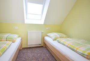 Postel nebo postele na pokoji v ubytování Ferienwohnung Mauersegler im Müritz Seepark