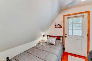 1 dormitorio con cama y puerta blanca en The Best of Cave Run & Morehead!, en Morehead