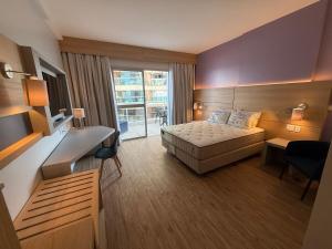 桑托斯Stay Inn Santos Sua acomodação com cara de Hotel的一间带床和大窗户的酒店房间