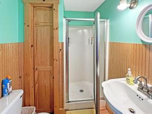 une salle de bain avec douche et lavabo dans l'établissement Beach Daze Cottage, à York 17 autres photos