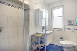 een badkamer met een toilet, een wastafel en een douche bij Haus Havelland in Zingst +1 foto