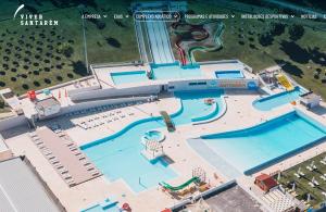 an overhead view of a swimming pool at a resort at Apartamento no centro da cidade in Santarém