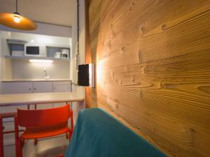 Televízia a/alebo spoločenská miestnosť v ubytovaní Studio rénové - Pied des pistes avec balcon et coin montagne - FR-1-346-360