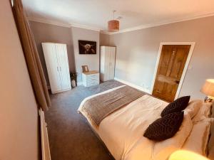 ein Schlafzimmer mit einem Bett mit zwei Kissen darauf in der Unterkunft Delightful 3 bedroom Cottage in Haverigg in Haverigg