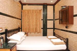 Un pat sau paturi într-o cameră la Hotel Hira
