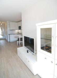 een witte woonkamer met een flatscreen-tv bij STRANDIDYLL, 12 - Typ A2S in Grömitz