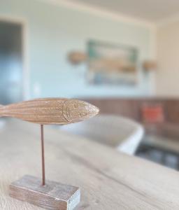 een houten lepel op een aanrecht bij STRANDIDYLL, 23 - Typ A1S in Grömitz