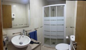 een badkamer met wastafel en douche bij Recuncho do Susiño in Foz +19 foto's