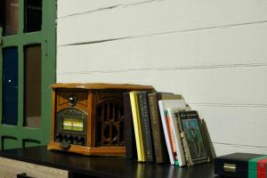 a shelf with books and a radio on a table at Velvet hotel centro histórico in Santa Ana +26 photos