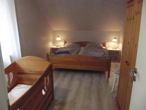 Postel nebo postele na pokoji v ubytování "Ferienhaus Vadersdorf" Wohnung 1