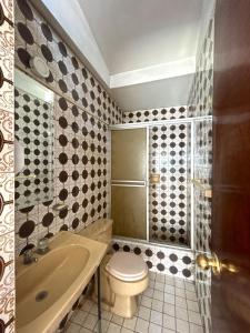 un baño con inodoro y lavabo en Casa Molinera, en Lima 21 fotos más