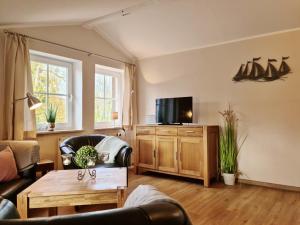 una sala de estar con un sofá y una mesa en AbendLicht, en Vadersdorf