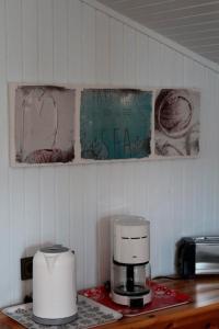 un bancone della cucina con macchinetta del caffè e tostapane di Ferienwohnung Carstensen Nr1 a Fehmarn