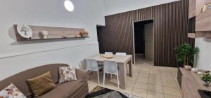 salon z kanapą i stołem w obiekcie Dimora Saracena w mieście Adrano +12 zdjęć