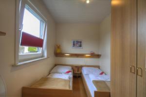 En eller flere senge i et værelse på Strandgut - Bungalow am Meer + 11 billeder