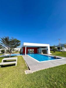 una piscina frente a una casa en Casa Luz - complete with pool access, en Sitio del Niño