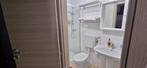 biała łazienka z toaletą i umywalką w obiekcie Dimora Saracena w mieście Adrano