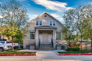 una casa con un porche con entrada para coches en Cozy Relaxing Retreat Near Downtown SLC, en Salt Lake City