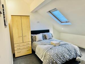 Una cama o camas en una habitación de Quarto 6 casa compartilhada no L7