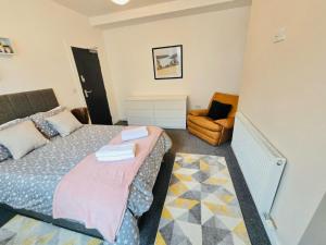 Una cama o camas en una habitación de Quarto 6 casa compartilhada no L7