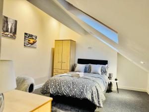 Una cama o camas en una habitación de Quarto 6 casa compartilhada no L7