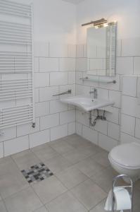 Ένα μπάνιο στο Ferienwohnung Brodda Kerntopp