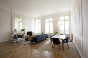 a living room with a couch and a table at Appartement sur les quais de Bordeaux in Bordeaux