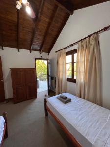 Un dormitorio con una cama grande y una ventana. en Casa Fiorenza, en Merlo