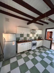 cocina con electrodomésticos blancos y suelo a cuadros en Casa Fiorenza, en Merlo