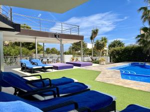 Bazén v ubytovaní Isabella spacious modern villa with sea views alebo v jeho blízkosti