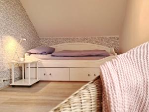 a small bedroom with a bed and a lamp at MeerBlüte in Vadersdorf